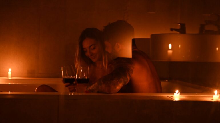 Couple in a bath, Feelflame