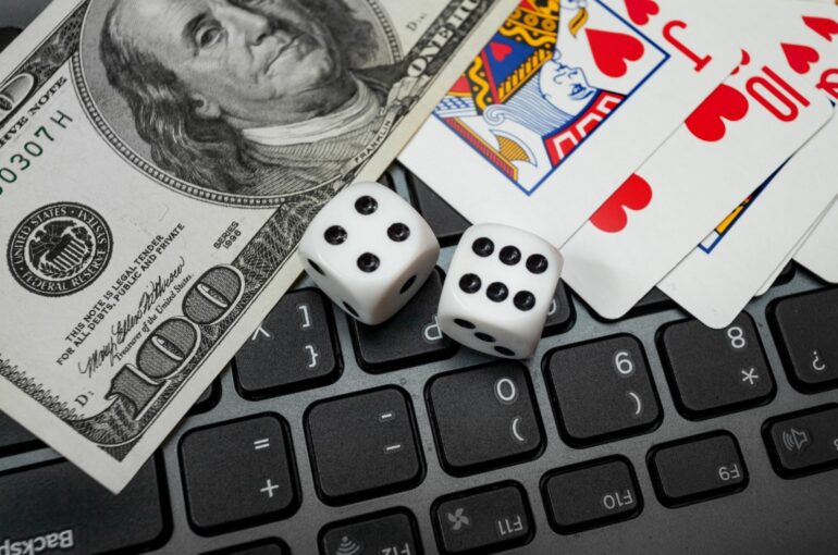 Online Casinos Dice, Cards and Money